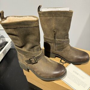 New never worn UGG Glendale boots in size 6
